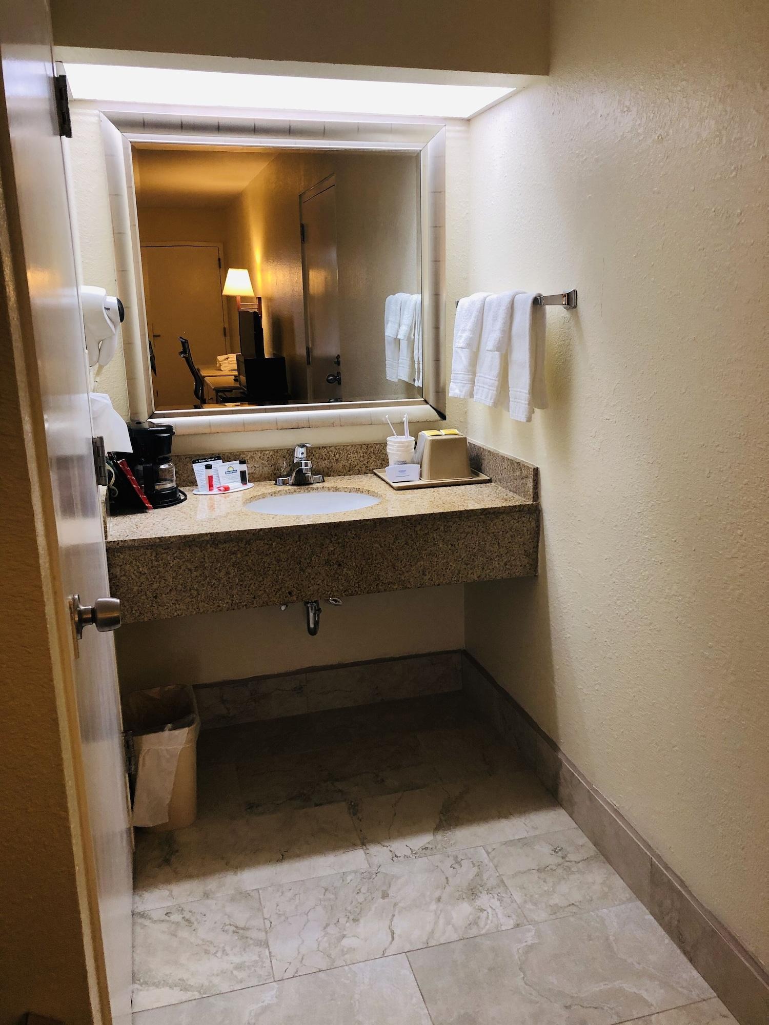 Days Inn & Suites By Wyndham Navarre - Near Beaches Hurlburt Zewnętrze zdjęcie