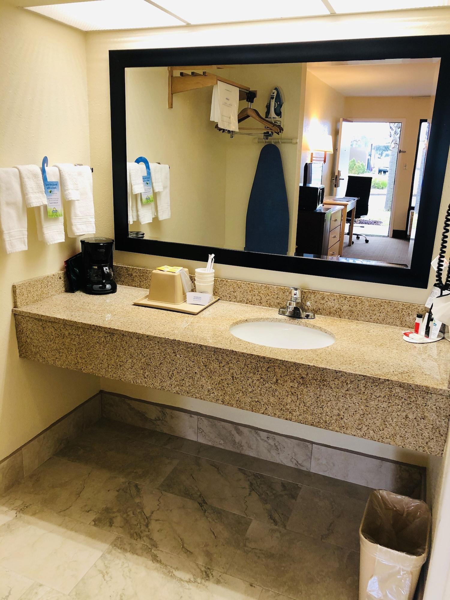 Days Inn & Suites By Wyndham Navarre - Near Beaches Hurlburt Zewnętrze zdjęcie