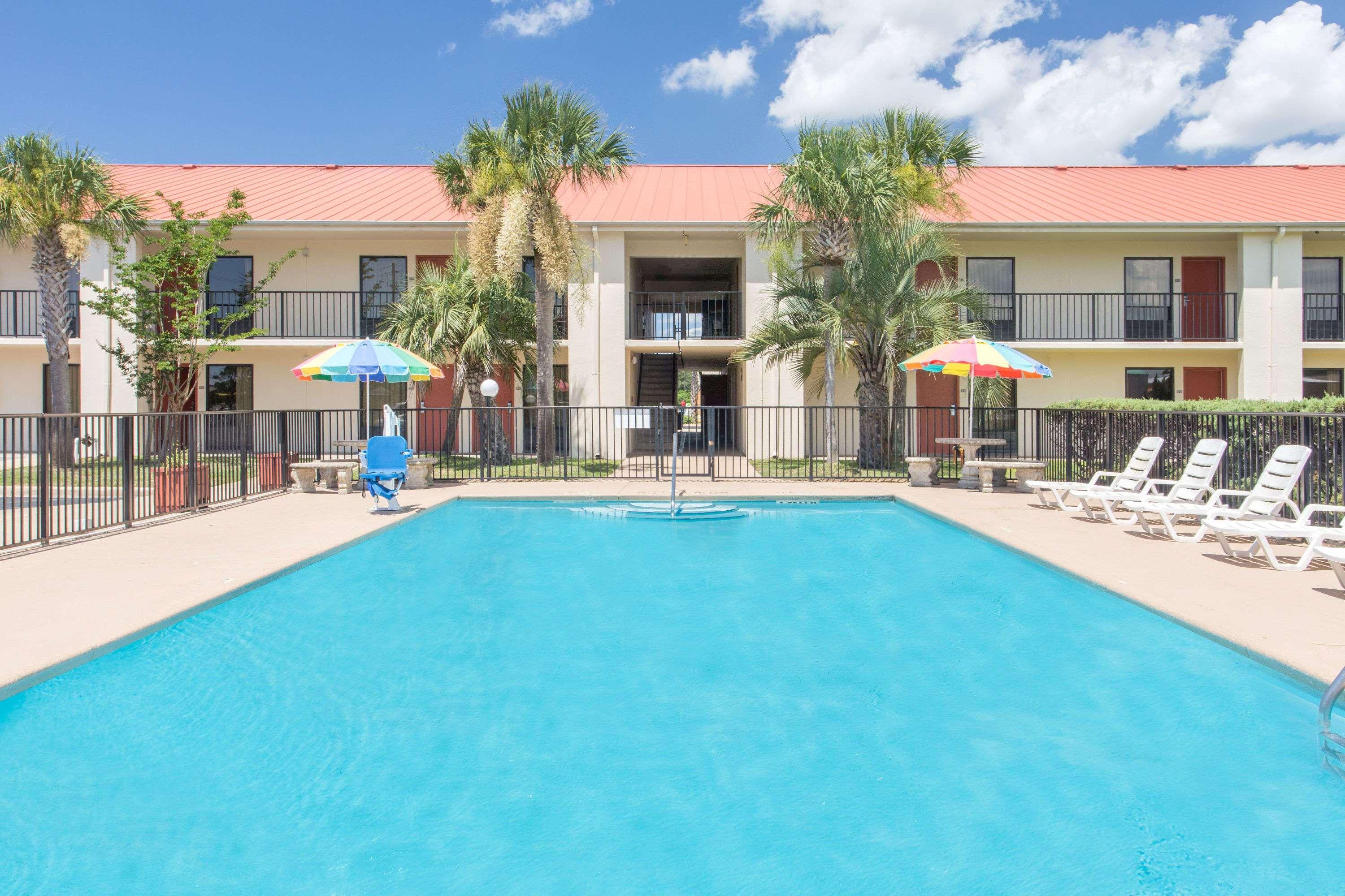 Days Inn & Suites By Wyndham Navarre - Near Beaches Hurlburt Zewnętrze zdjęcie