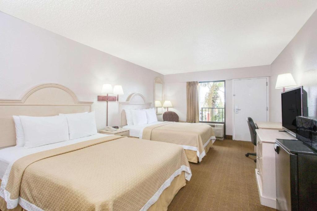 Days Inn & Suites By Wyndham Navarre - Near Beaches Hurlburt Zewnętrze zdjęcie