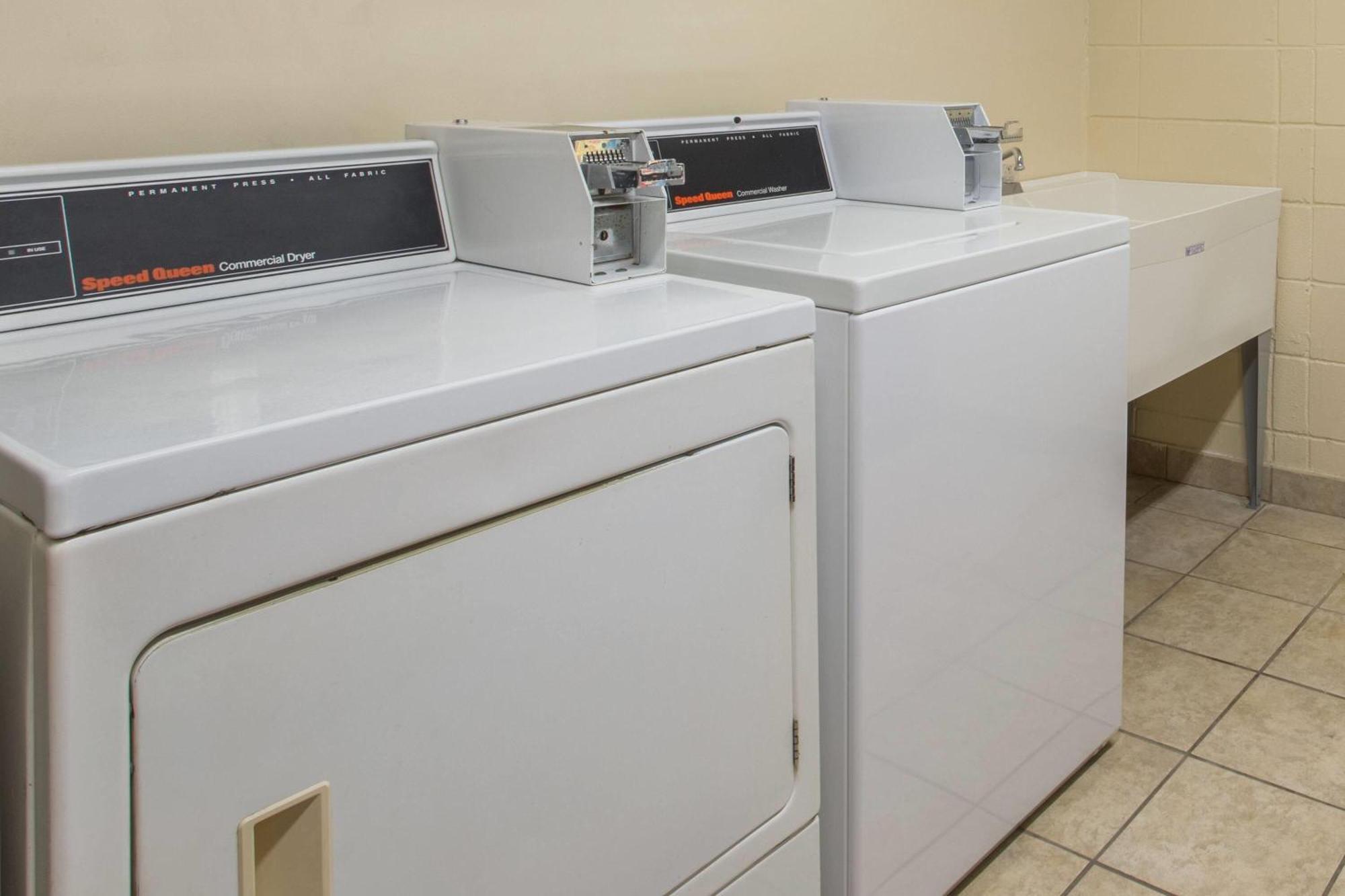 Days Inn & Suites By Wyndham Navarre - Near Beaches Hurlburt Zewnętrze zdjęcie