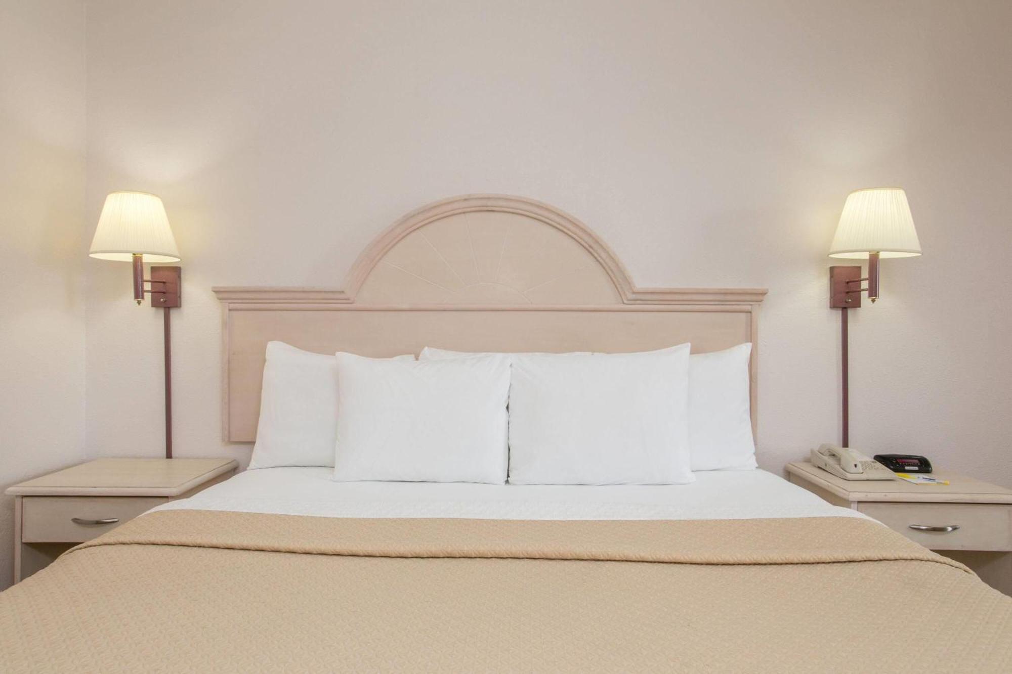 Days Inn & Suites By Wyndham Navarre - Near Beaches Hurlburt Zewnętrze zdjęcie