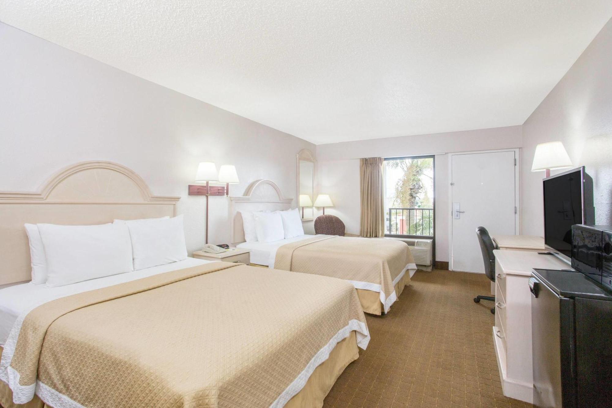Days Inn & Suites By Wyndham Navarre - Near Beaches Hurlburt Zewnętrze zdjęcie
