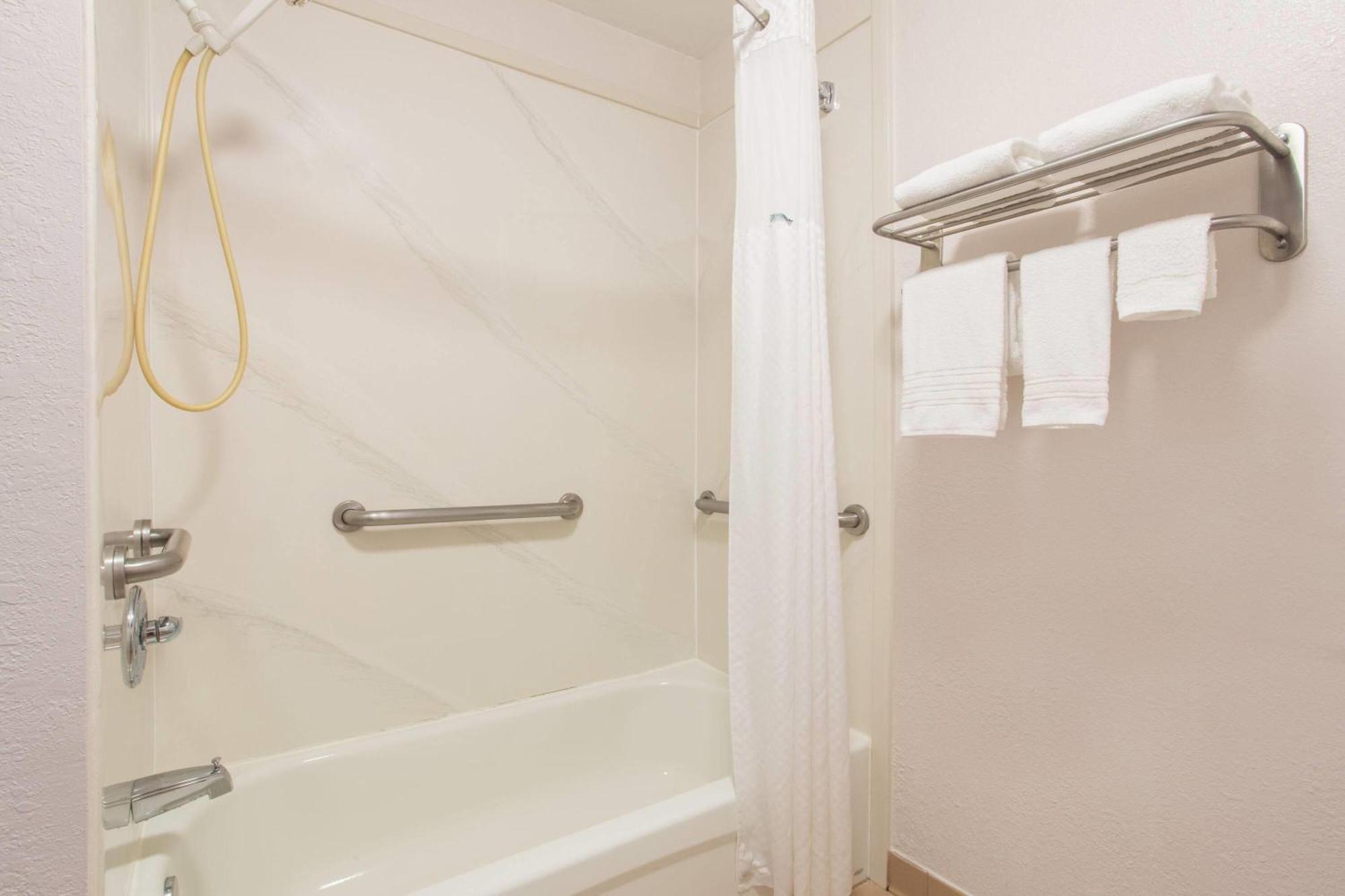 Days Inn & Suites By Wyndham Navarre - Near Beaches Hurlburt Zewnętrze zdjęcie