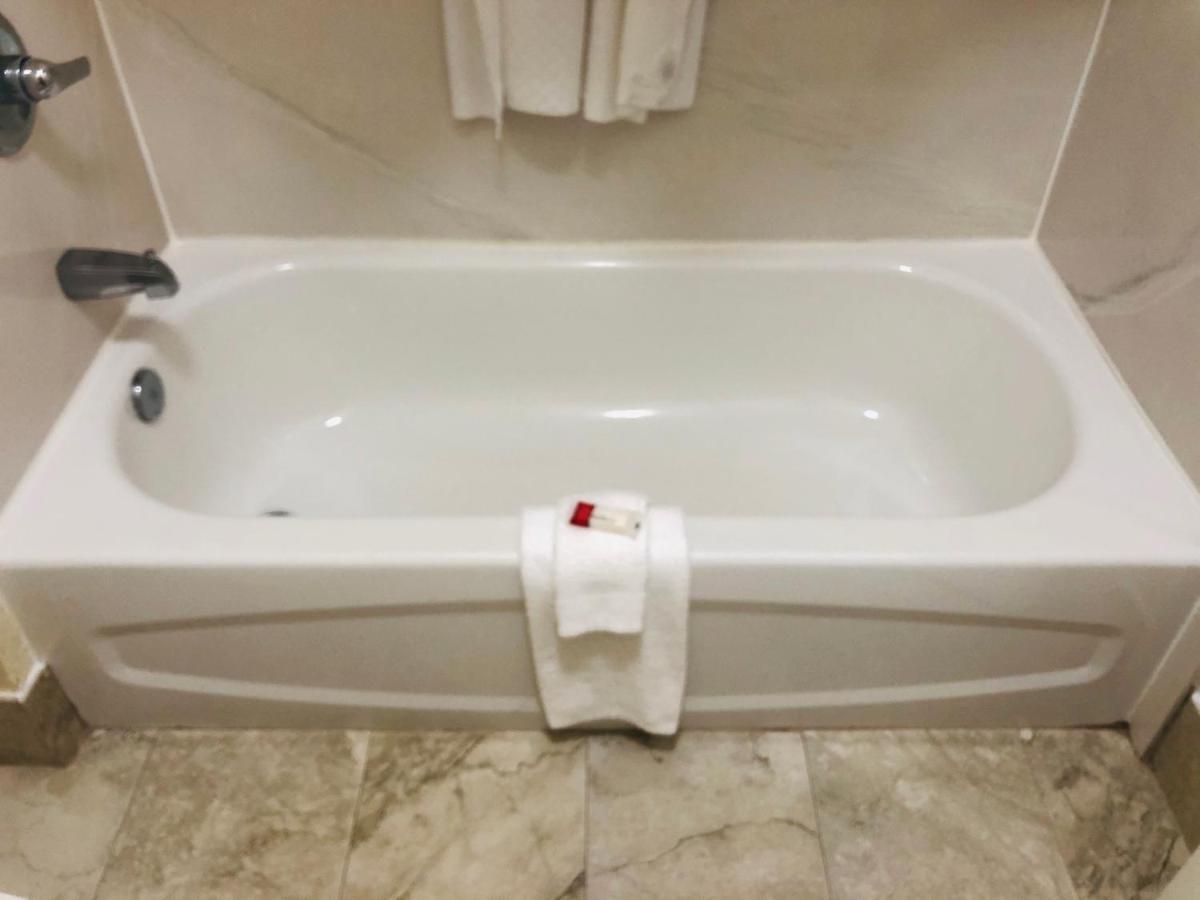 Days Inn & Suites By Wyndham Navarre - Near Beaches Hurlburt Zewnętrze zdjęcie
